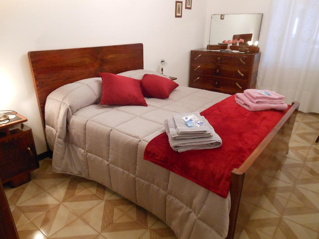 B&B Le Stanze Del Chiostro Serra deʼ Conti Quarto foto